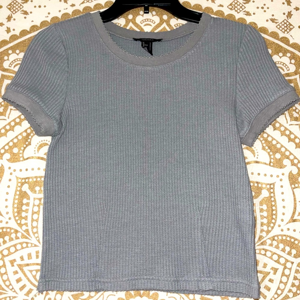 ✨3 FOR $18✨ MIX & MATCH…”FOREVER 21” JUNIORS GRAY SHORT SLEEVE TOP, SIZE LARGE